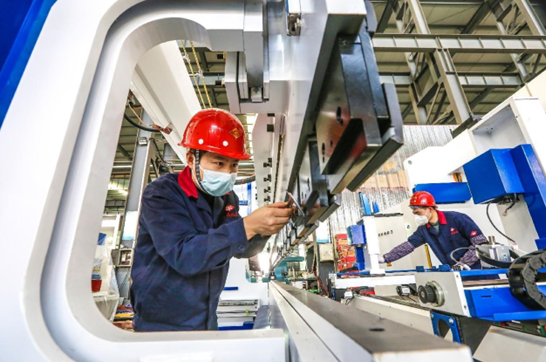 Digital machine tools to be exported to Europe are manufactured by technicians in a workshop of a company in Ma'anshan, east China's Anhui province, Jan. 9, 2023. (Photo by Wang Wensheng/People's Daily Online)