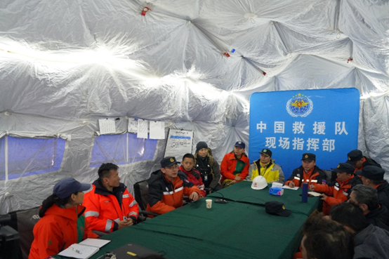 Civil Chinese rescue teams convene a coordination meeting in Türkiye. (Photo courtesy of the Ministry of Emergency Management of China)
