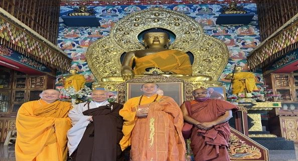Venerable Chief Monk Hyangdeok (second from left) of the Cheonman-sa Buddhist Temple in Ulsan poses with global leaders of Buddhism. 