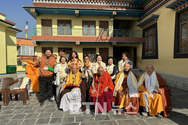 Venerable Chief Monk Hyangdeok (far left, front row, seated) takes a photo with senior monks and Buddhists of the Nepal World Buddhist Seungga Foundation. ( Photo : BTN News )