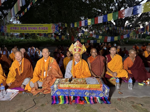 Venerable Chief Monk Hyangdeok (Park Seung-uk, center) of the Cheonman-sa Buddhist Temple in Ulsan holds a Buddhist service with monks from the Nepal World Buddhist Seungga Foundation.