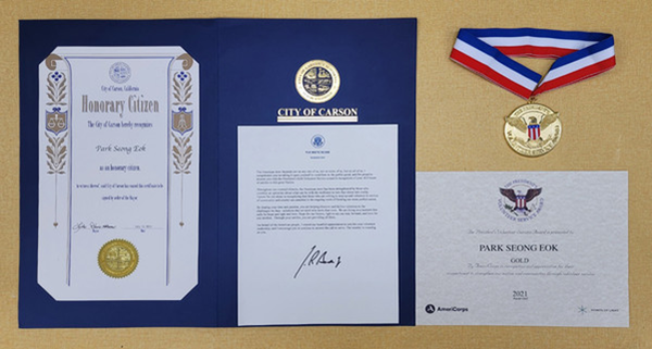 (From left) Honorary Citizen certificate, the White House document, the President Joe Biden’s Gold Voluntary Service medal, and the award document given to Venerable Chief Abbot Hyangdeok of the Cheonman-sa Buddhist Temple (Park Seong-uk).