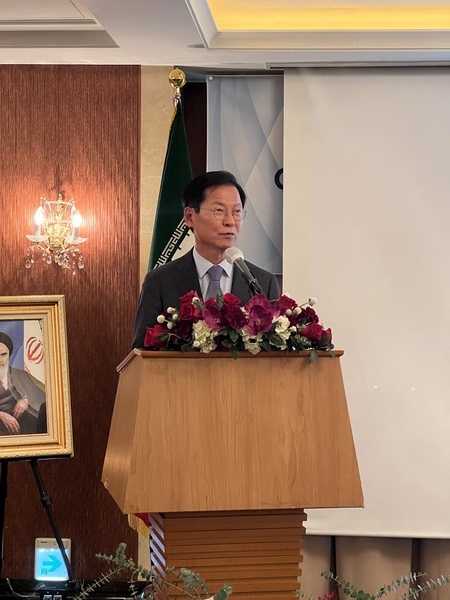 Former Minister of Law Chun Jung-bae of Korea (chairman f the Korea-Iran Association) speaks at the Iranian reception in praise of the close relations and cooperation between Korea and Iran.