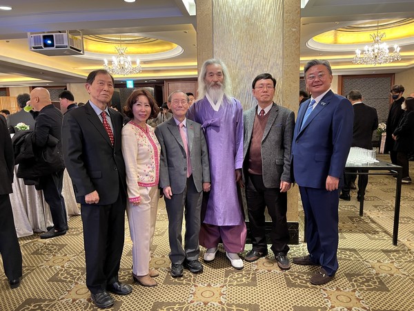 A legendary Korean Taekwondo martial art master, Mr. Kang Shin-chul (fourth from left), poses with Publisher-Chairman Lee Kyung-sik of The Korea Post media (third from left) and Founder-Chairman Kim Ki-ryun Khan Art Gallery in Seoul (far right). Senior Vice Chairman Choe Nam-suk and Vice Chairperson Joy Cho of The Korea Post are at left and second from left with Managing Editor Kevin Lee (fifth from left). Master Kang spread