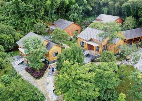 Photo shows a B&B hotel converted from rural houses in Nonglin village, Xihu township, Tongguan district, Tongling, east China's Anhui Province. (Photo by Guo Shining/People's Daily Online)