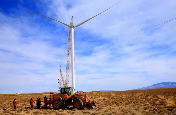 A wind turbine is being erected in a 30-kW wind farm in Ganzhou district, Zhangye, northwest China's Gansu province, Feb. 10, 2023. (Photo by Yang Yongwei/People's Daily Online)