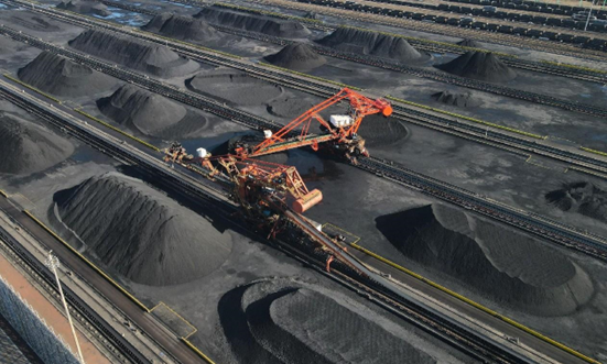 Machines transfer coal to be used for power generation at a stock dump in the Port of Huanghua, Cangzhou, north China's Hebei province. (Photo by Fu Xinchun/People's Daily Online)