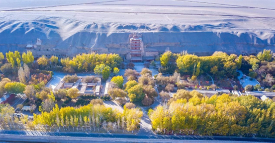An aerial photo of the Mogao Grottoes in Dunhuang, northwest China's Gansu province. (Photo by Wang Binyin/People's Daily Online)