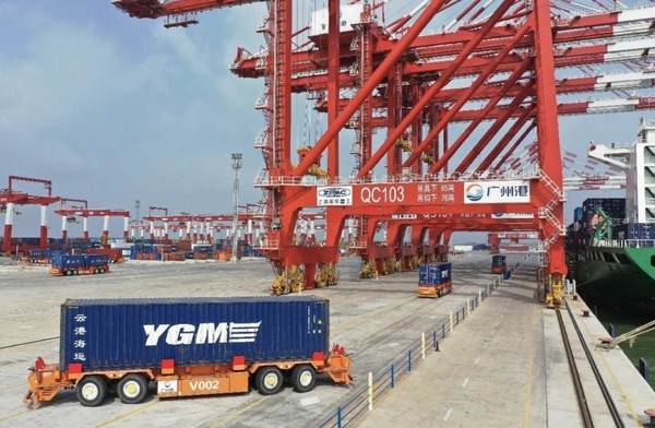 Intelligent guided vehicles transport containers under the orders from a smart control system at the fully automated terminal of Nansha port in Guangzhou, capital of south China's Guangdong province. (Photo by Liu Wei/People's Daily Online)
