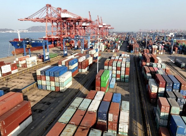 Containers are loaded onto a cargo vessel at a container terminal of the Port of Lianyungang in east China's Jiangsu province, Jan. 18, 2023. (Photo by Wang Chun/People's Daily Online)