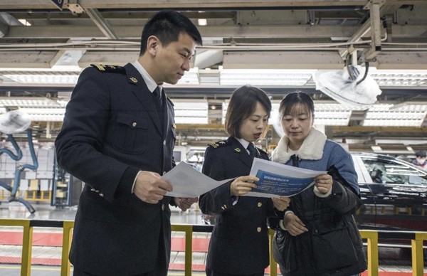 Officials with the customs of Wuhu, east China's Anhui province offer guidance on customs clearance for an employee with Chery, a leading Chinese automaker, Feb. 2, 2023. (Photo by Xiao Benxiang/People's Daily Online)