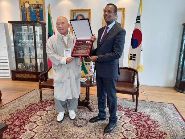 Amb. Dessie Dalkie of Ethiopia in Seoul (right) take a commemorative photo with Ven. Chief Monk Hyangdeok after handing over a plaque of appreciation to Chief Monk Hyangdeok for his strenuous efforts to promote cultural and economic cooperation between Korea and Ethiopia.