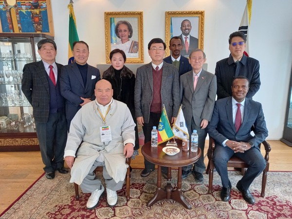 Amb. Dessie Dalkie of Ethiopia in Seoul and Ven. Chief Monk Hyangdeok (right and left seated, respectively) pose with other guests, including Publisher-Chairman Lee Kyung-sik, Managing Editor Kevin Lee of The Korea Post, and Commercial General Officer Cha Won-ho of the Embassy of Ethiopia in Seoul (third, second and first from right, second row, respectively).