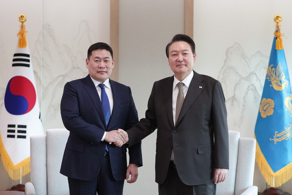 President Yoon Seok-yeol (right) shakes hands with Mongolian Prime Minister Luvsannamsrai Oyun-Erdene at the Presidential office in Seoul on Feb. 15.