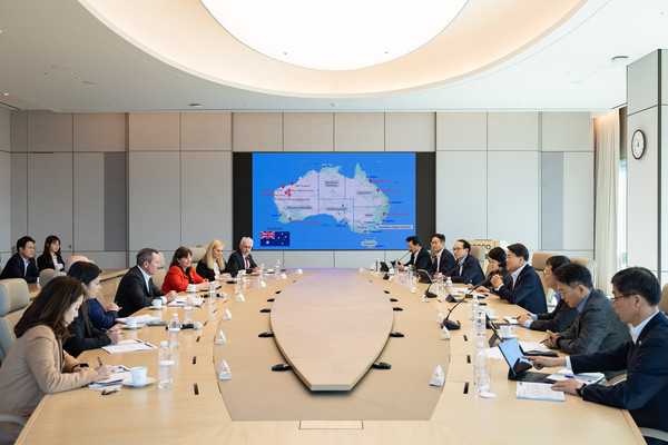 CEO Choi Jeong-woo of POSCO Group (center on the right) and POSCO officials and Mark McGowan, the Premier of West Australia (center on the left), and his party members hold talks at the POSCO Center on Jan. 30.