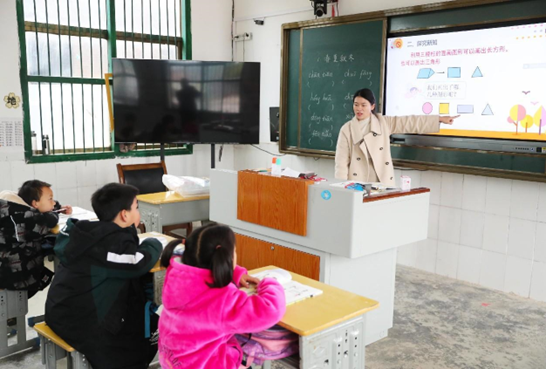 Multimedia teaching facilities are employed on a class in an elementary school in Hujia village, Xintian county, Yongzhou, central China's Hunan province. (Photo by Liu Guixiong/People's Daily Online)