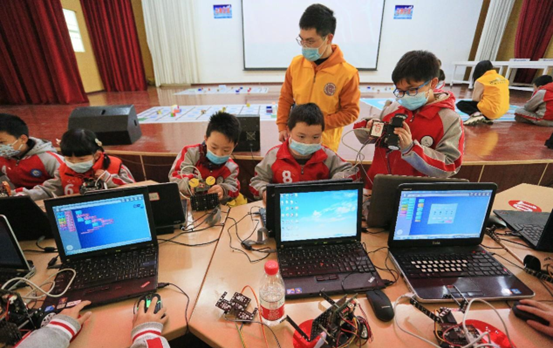 Students learn programming and assemble robots in a primary school in Jinxi county, Fuzhou, east China's Jiangxi province. (Photo by Deng Xingdong/People's Daily Online) 