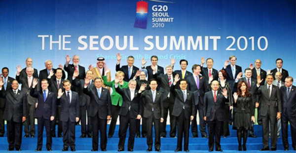The then President Lee Myung-bak of Korea (sixth from left, front row)  pose with the world leaders at the 2010 G20 Seoul Summit. Leaders of 20 countries participated in the meeting. Many of the world leaders make it a rule to visit the Hilton Tailor Shop in Seoul on such occasions and have their suits made taking measures at the hotel they stay when Master Tailor Hilton Lee visits the Hotel and takes measures of the Heads of State.