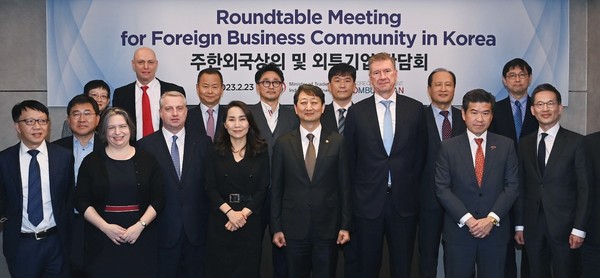 Minister for Trade Ahn Duk-geun (fifth from left, front row) poses with attendees of  the “Roundtable Meeting for Foreign Business Community in Korea” on Feb. 23 at the Lotte Hotel Seoul.
