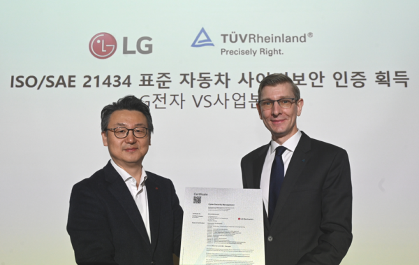 President Eun Seok-hyun of LG Vehicle component Solutions (VS) (left) receives a certificate from Frank Juettner, CEO and director of TÜV Rheinland Korea in Seoul on Feb. 20.