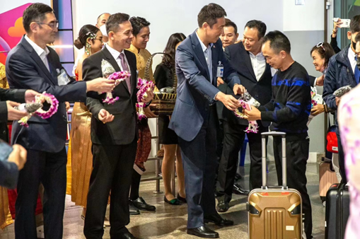 A welcoming ceremony is held at the Don Mueang International Airport, Bangkok by the Tourism Authority of Thailand and Chinese Embassy in Thailand to welcome the first tourist group from China on Feb. 6, as China resumes outbound group travel. (Photo courtesy of the Chinese Embassy in Thailand)