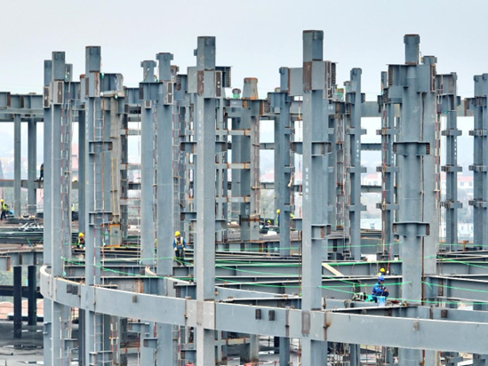 Steel structures of a prefabricated building are welded in Nankang district, Ganzhou, east China's Jiangxi province. (Photo by Zhu Haipeng/People's Daily Online)