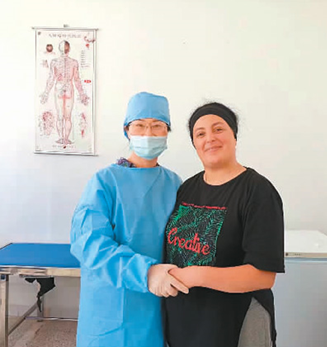 Algerian patient Appomata (right) visits Yang Yi, a member of the 27th Chinese medical aid team to Algeria after recovery at a local traditional Chinese medicine center.