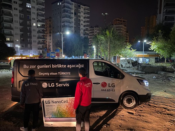 LG Electronics service engineers are collecting broken home appliances through tour service vehicles in Turkiye./ Courtesy of LG Electronics