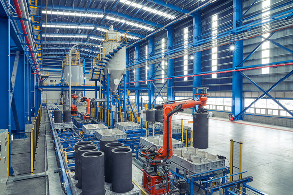 Anode materials are being manufactured using automated robots at POSCO Chemical’s first synthetic graphite anode material plant, which was completed in December 2021./ Courtesy of POSCO Chemical