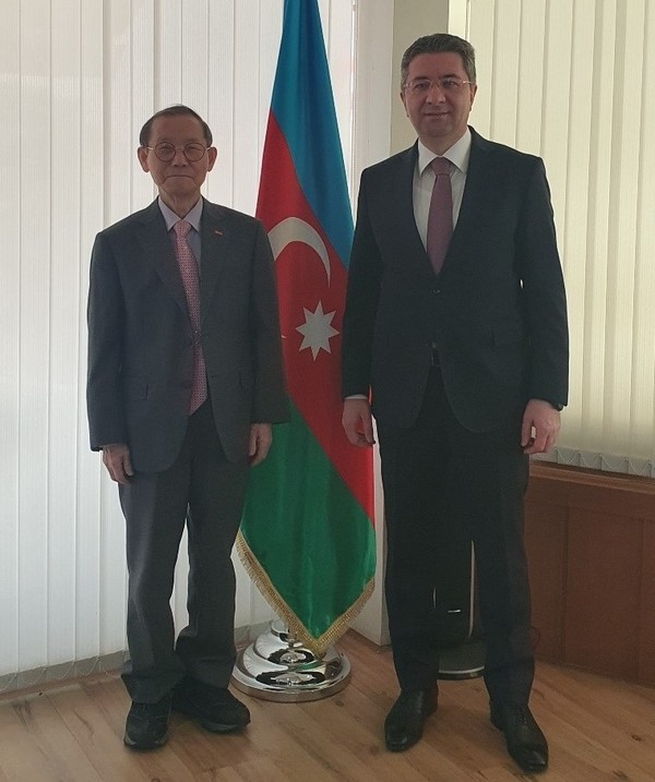 Ambassador Ramin Hasanov of Azerbaijan in Seoul (right) poses with Publisher-Chairman Lee Kyung-sik of The Korea Post media.