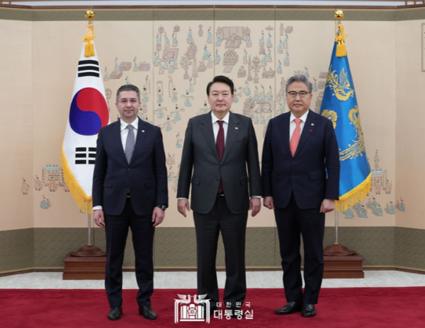 President Yoon Suk-yeol is flanked on the left by the newly accredited Ambassador Ramin M. Hasanov of the Republic of Azerbaijan in Seoul and Foreign Minister Park Jin (right).