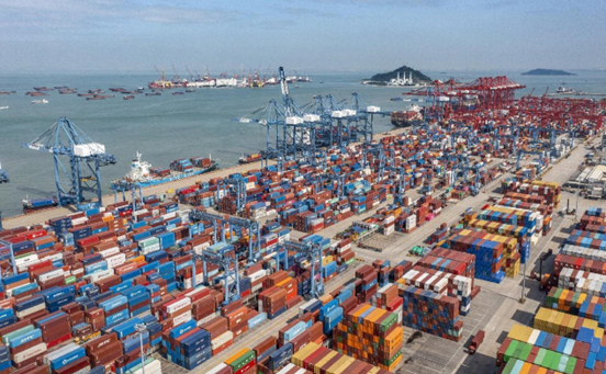 Photo shows the Mawan port in Shenzhen, south China's Guangdong province, the first 5G smart port in the Guangdong-Hong Kong-Macao Greater Bay Area. (Photo by Wang Meiyan/People's Daily Online)