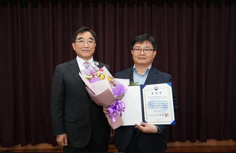 현대쉘베이스오일 송규석 대표(오른쪽)가 제57회 납세자의 날 기념행사에서 기획재정부장관 표창을 받았다.