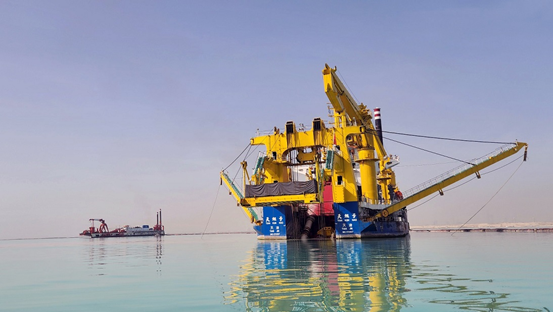 Chinese dredger Tian Kun Hao (right) works near a port of Abu Dhabi, the United Arab Emirates (UAE). (Photo by Ren Haoyu/People's Daily)