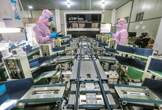 Photovoltaic products are manufactured in a workshop of a new energy company in Ma'anshan, east China's Anhui province. (Photo by Wang Wen sheng/People's Daily Online)