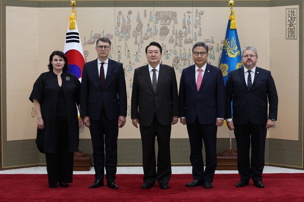President Yoon Suk-yeol (center) is flanked on the left by the newly accredited Ambassador Ricardas Slepavicius of the Lithuania in Seoul and Foreign Minister Park Jin (second from right).