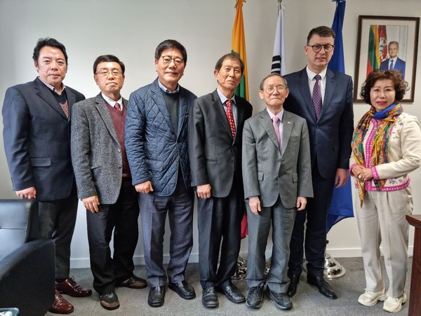 Ambassador Ricardas Slepavicius of Lithuania poses with Publisher-Chairman Lee Kyung-sik of The Korea Post media (second and third from right, respectively) and his interview team consisting of, from left, Deputy Editor Joseph Sung, Managing Editor Kevin Lee, Vice Chairmen Song Na-ra, Choe Nam-suk, and Viuce Chairperson Joy Cho.