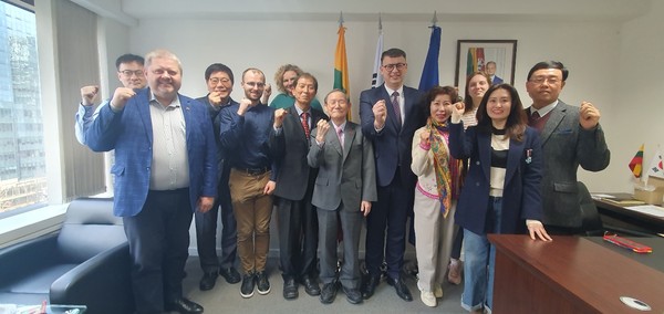 Ambassador Ricardas Slepavicius of Lithuania in Seoul and Publisher-Chairman Lee Kyung-sik of The Korea Post media (fifth and sixth from right, respectively) pose with the editorial team of The Korea Post and staffers of the Lithuania Embassy in Seoul.