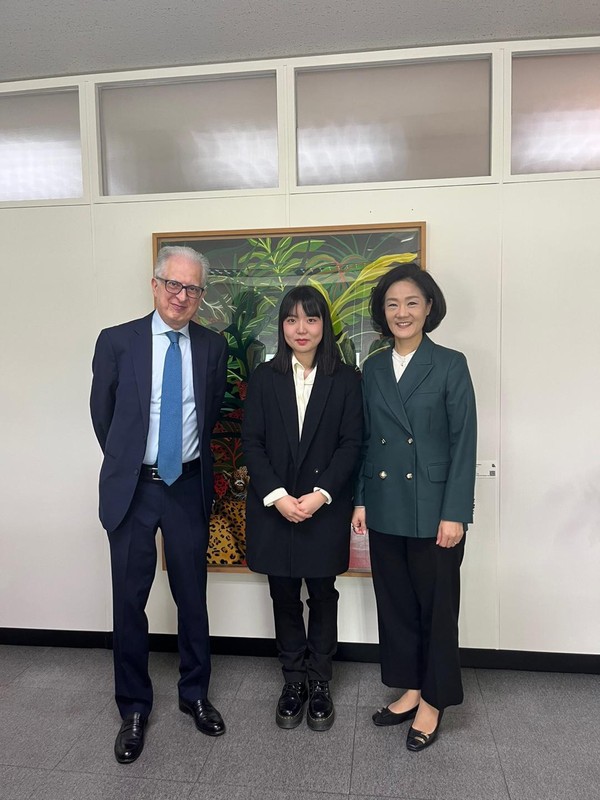 (From left) Ambassador of Italy Federico Failla, Ambassador for a Day Ms. Choi Young-eun, and Ambassador for Climate Change at Korean Ministry of Foreign Affairs Kim Hyo-eun take a commemorative photo.
