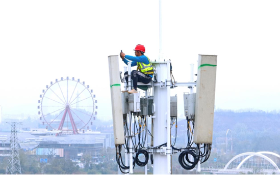 A technician tests signal transmission on a 5G tower in Ganzhou, east China's Jiangxi province, Dec. 10, 2022. Ganzhou has vigorously promoted the construction of 5G infrastructure over the recent years, so as to accelerate 5G application and better information services. The city's efforts have offered strong support for rural vitalization and the development of digital economy. (Photo by Zhu Haipeng/People's Daily Online)