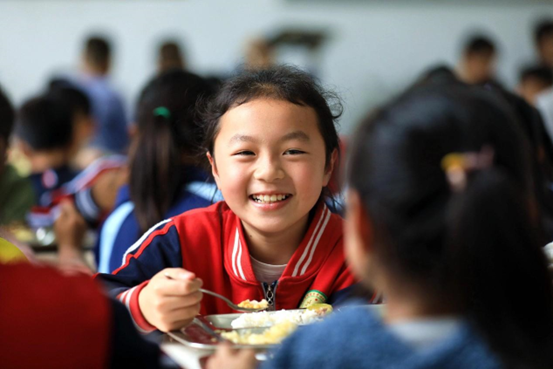 Students have nutritious meals at a primary school in Gangbian township of Congjiang county, southwest China's Guizhou province. (Photo by Luo Jinglai/People's Daily Online)