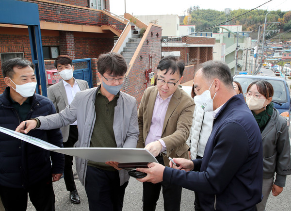 Mayor Ha Seung-cheol (center) of Hadong-gun engages in an on-site inspection.