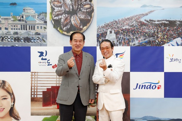 Mayor Kim Hee-soo of Jindo (left) and Vice Chairman Bae Hee-kwon of The Korea Post media are making a ‘Love Sign’ in a commemorative photo after the interview.