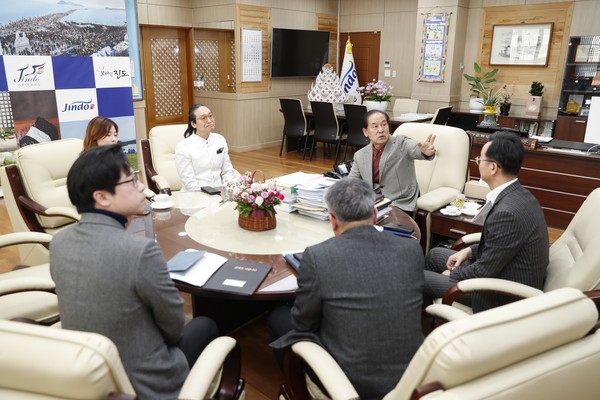 Mayor Kim (4th from left) jesticulates as he emthuastically inroduce the important features of the Jindo County. The interviewer, Vice Chairman Bae Hee-kon of The Korea Post (in white suits) is seen third from left) with the leading members of the Jindo County.