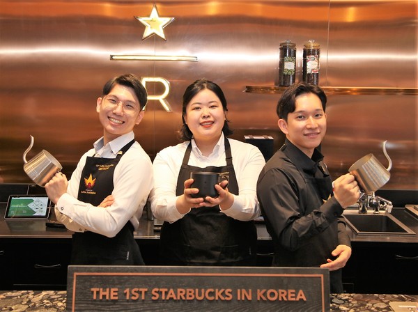 스타벅스가 이대R점에서 스타벅스 최고의 커피전문가들을 만나는 특별한 '스타벅스 커피 모멘트'를 진행한다. (왼쪽부터 장광열, 양정은, 서우람 스타벅스 커피 앰배서더)