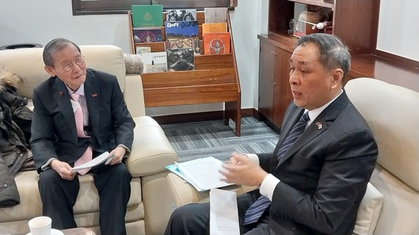 Amb. Witchu Vejjajiva of Thailand in Seoul (right) is interviewed by Publisher-Chairman Lee Kyung-sik of The Korea Post media.