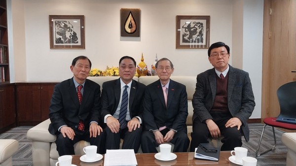 Amb. Witchu Vejjajiva of Thailand (second from left) is flanked on the right by Publisher-Chairman Lee Kyung-sik and Managing Editor of The Korea Post media (second and first from right, respectively) and Vice Chairman Choe Nam-suk on the left.