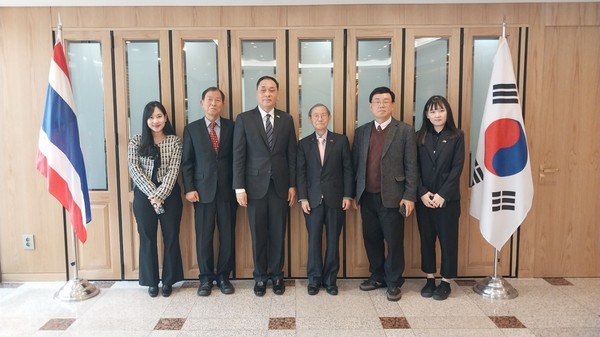 Amb. Witchu Vejjajiva of Thailand and Publisher-Chairman Lee Kyung-sik of The Korea Post media (third and fourth from left, respectively) take a commemorative photo with a reportorial team of The Korea Post and staffers of the Embassy of Thailand in Seoul.