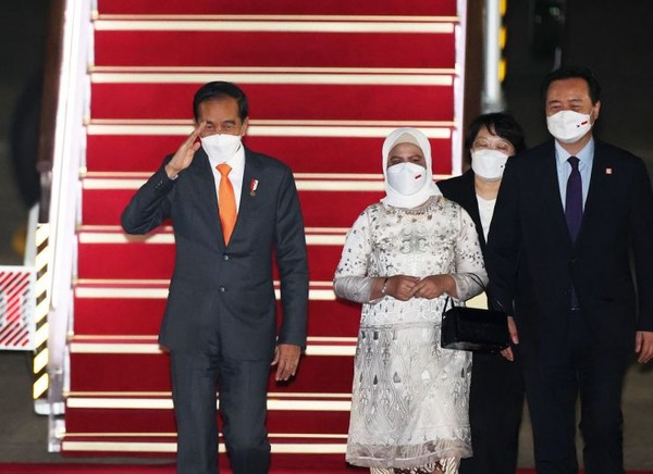 Indonesian President Joko Widodo(first from left), along with his wife Iriana Joko Widodo, disembarks from a plane at Seoul Air Base in Seongnam, just south of Seoul, on July 27, 2022, for a summit with South Korean President Yoon Suk-yeol