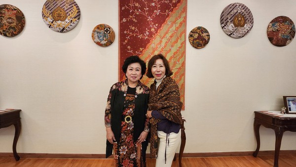 Susi Ardhani Sulistiyanto, spouse of Ambassador Gandi Sulistiyanto of Indonesia in Seoul and Vice Chairman Joy Cho (right) of The Korea Post pose for the camera.